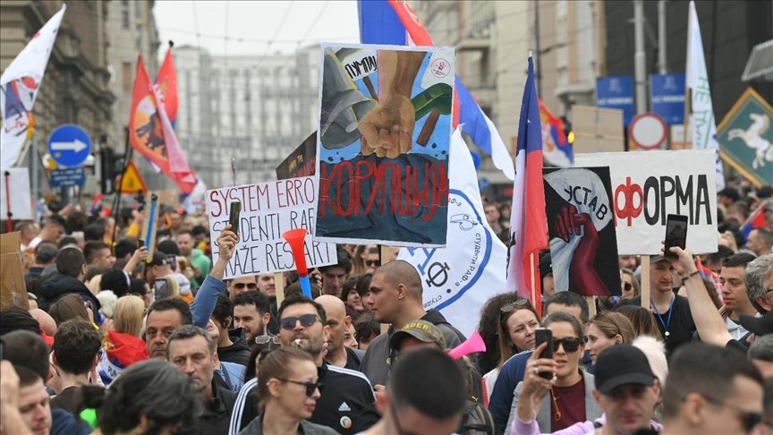 Beograd se puni ljudima: Protesti iz svih dijelova grada (FOTO/VIDEO)