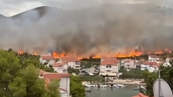 Požar kod Šibenika izazvao haos – Ljudi panično napuštaju kamp, vatra se brzo širi